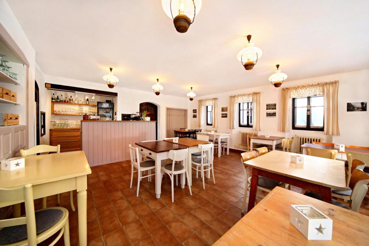 Restaurace A Penzion Jilm Илемнице Екстериор снимка